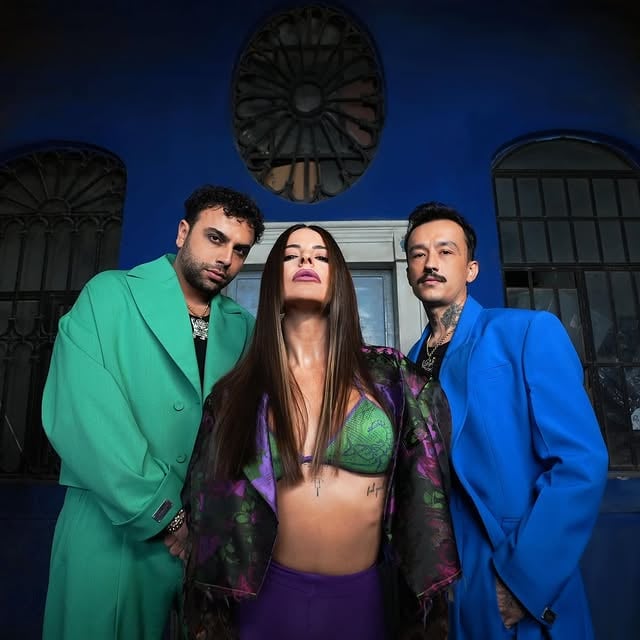 “Yakışıklı” artık sizlerindir❤️..Söz & Müzik: Edis & Salman TinAranje: Bilge Kagan EtilMix & Mastering: Akin Erdem KadizYapim / Production: Hypers New MediaMüzik Sirket / Music Company: Hypers MusicMenajerlik / Manager: Hypers MusicYönetmen / Director: Samet Eruzun & Ümit SahinYapimci / Producer: Tolga Akis, Eylül Dölkeles Gürevin Uygulayici Yapimc/Executive Producer: Kemal Müfit GürevinYapim Koordinason / Production Coordination: ZeynepSude AltanKöfn Sanatci Temsilcisi / Köfn Artist Representative:Tuba DalSimge Sagin Sanati Temsilcisi / Simge Sagin ArtistRepresentative: Özgür ArasKurgu / Edit: Samet Eruzun & Ümit SahinMusic Label Director: Aylin AyMusic Content Manager: Egecan CavusogluKamera Ekibi / Camera Team: Emre Kalaman, Cansal Arnas, Metehan KizilkayaDIT: Kaan TurgutluFotograf / Photo: Mehmet Can DamatogluIsik Asistani / Light Assistant: Ufukcan MavisColorist: Musap CelikKöfn Styling: FuturistikloverKöfn Saç / Hair: Murat KaraKöfn Makyaj / Make Up: Berna AltanSimge Sagin Makyaj / Make Up: Seçkin SüngüçSimge Sagin Saç / Hair: Ramazan BatakYouTube Yöneticisi / YouTube Manager: KeremTürkyilmaz