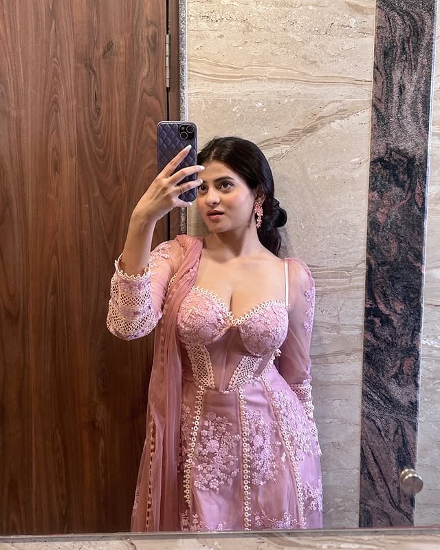 Dheere dheere 🌸✨..For outfit details, check wishlink in bio , code : TANYA15 by @tanyaroyy