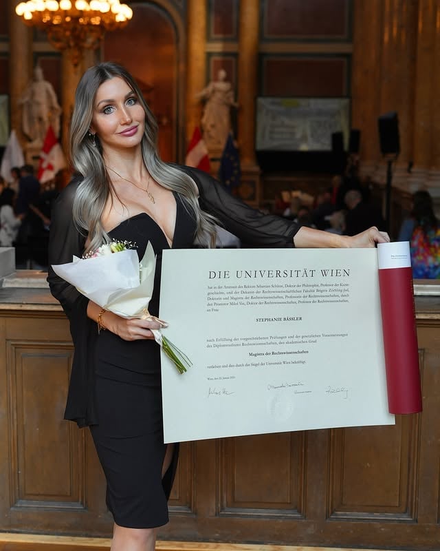 Hard work pays off. Graduated and grateful 🎓 #lawstudies Mag. iur. Stephanie Bässler - an den Titel vor meinem Namen muss ich mich noch gewöhnen 👩🏼‍🎓😄-> Modulprüfungen in den Rechtsgebieten Rechts- und Verfassungsgeschichte, Straf- und Strafprozessrecht, Bürgerliches Recht, Völkerrecht, Europarecht, Arbeits- und Sozialrecht, Zivilverfahrensrecht, Verfassungsrecht, Verwaltungsrecht, Unternehmensrecht, Steuerrecht, juristische Wirtschaftskompetenz, .. + eine Schwerpunktausbildung im Bereich ‚Strafjustiz und Kriminalwissenschaften‘ .. & all this for a sheet of paper? HELL YES! 😄🔥 endlich halte ich sie in meinen Händen, die offizielle Urkunde der Universität Wien über die Verleihung meines Titels ‚Magistra der Rechtswissenschaften‘ 🎓 CASE CLOSED 🤝🏻 #jura #law #university #graduation by @stephaniebaessler