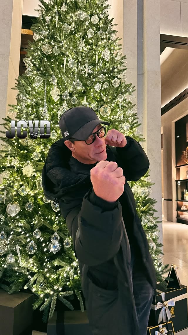Happy Holidays my friends 🎅🏼🎄🎁 My best wishes to you and your families 🙌🏼✨💫#jcvd #vandamme #christmas #happy #love #family