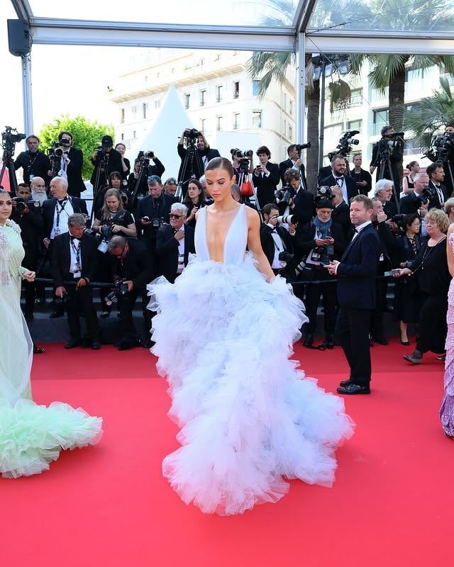 “You can’t wear a big dress to Cannes” yes I canne 💅🏼 The 78th annual festival de Cannes with @lorealparis 🎬 What a surreal moment, truly feel like I’m dreaming and so grateful for this incredible opportunity 😭 12 year old me is SCREAMING!! Dress @millia.london Makeup @katiedaisy Hair @toco.hair Styled by @beckyfashionstylist Jewellery @willowfinejewellery #skin #hair #makeup #cannesfilmfestival by @isobellorna_