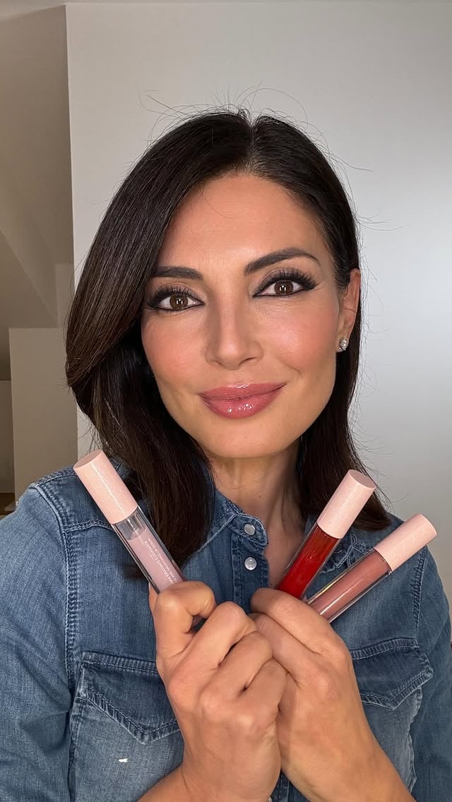 Siete stati contagiati anche voi dalla “lip mania”? 💋Allora non lasciatevi sfuggire i nuovi prodotti labbra di @rvblab e votate il vostro colore di lip oil preferito 😜#ad