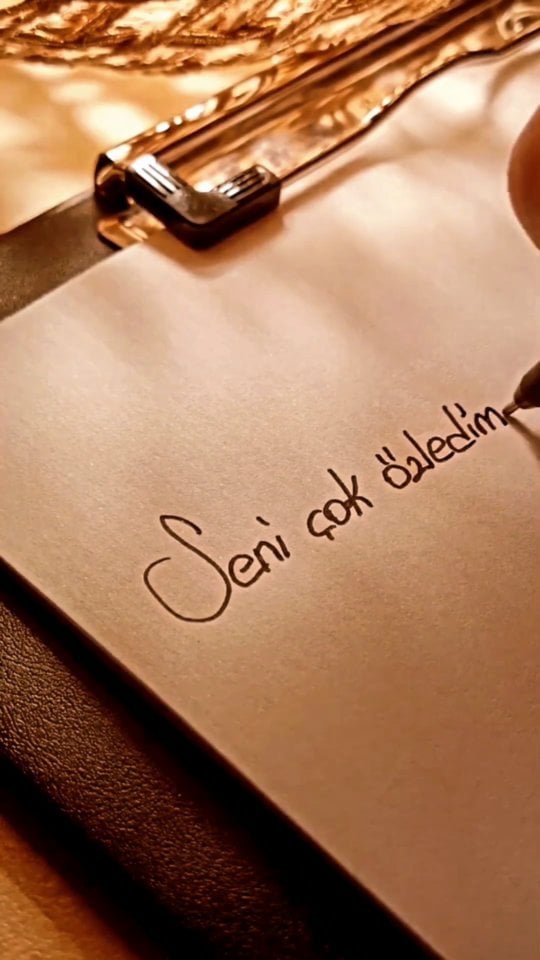 Beni sevmeni özledim, dinlemeni özledim,özlemeni özledim, kokunu özledim..SENSEDİM...🥀 by @etkaningunlugu