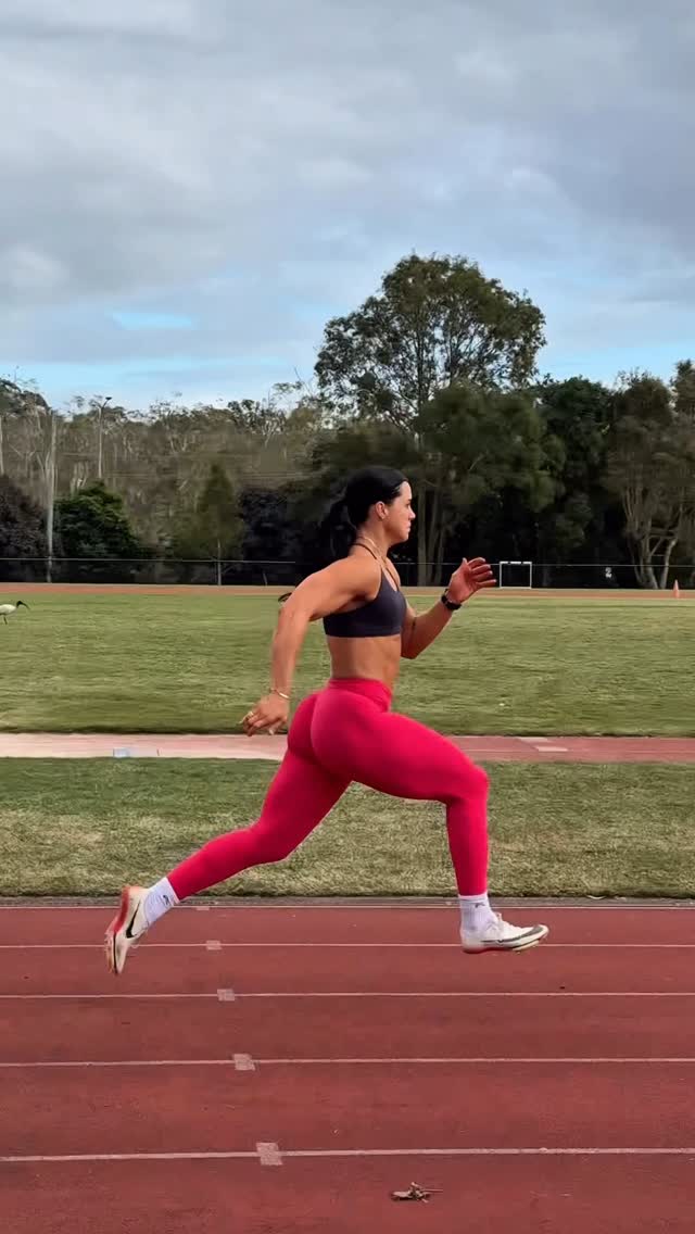 I took a leap and wore colour on the track… 🤭Unified from @oneractive is the best to perform in! Outfit:- Unified wrap leggings in berry bloom - Soft motion sports bra in true blue Use code: DESI for discount ✨🤍#sprinting #track #athelte