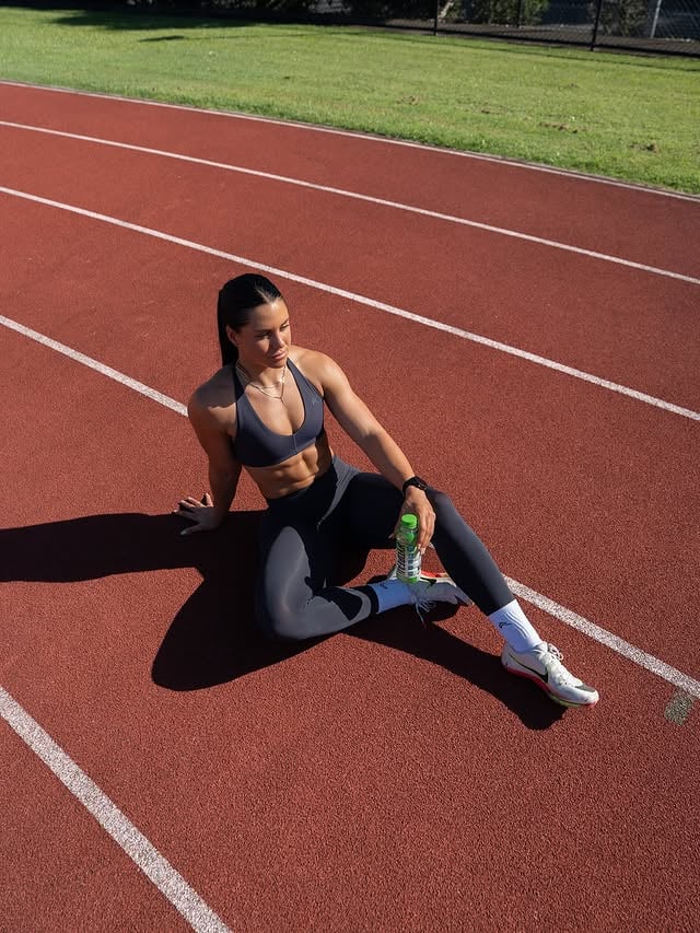 Hydration at its finest 💧 @hydreau.au My absolute go-to for training — especially when I need that extra boost of electrolytes to stay sharp, energised, and fully recovered.Why I drink electrolytes:When you’re training hard (especially in the heat or for long sessions), your body loses vital minerals through sweat. Replacing those lost electrolytes is essential for staying hydrated, maintaining performance, and avoiding fatigue or cramping.Key benefits of training with electrolytes:✅ Supports faster recovery✅ Prevents dehydration & muscle cramps✅ Helps maintain energy levels✅ Improves endurance✅ Enhances focus during intense sessionsUse code DESI for discount 🤍#Hydreau #Electrolytes #Hydration