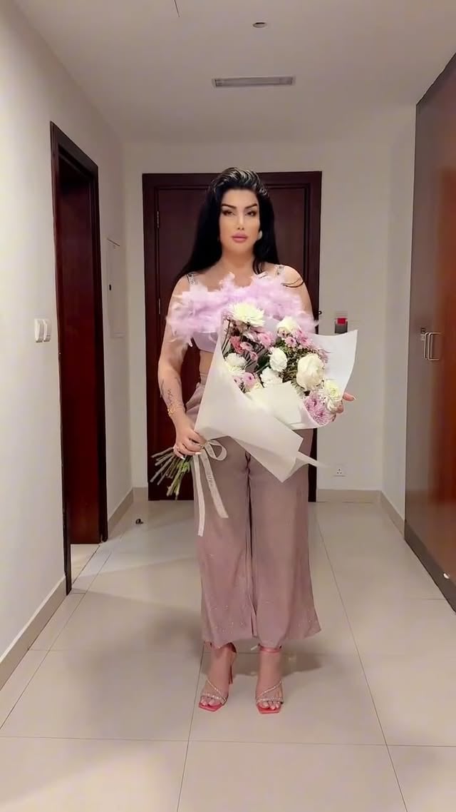 هیچ چیزی مثل یه دسته‌گل تازه، حال دل رو خوب نمی‌کنه 🌷تو@dubairoses.ae همیشه گل‌های تازه و خاص برات آماده‌ست؛ برای سورپرایز کردن من😋عزیزات یا حتی خوشحال کردن خودت📲 سفارش راحت از اینستاگرام🚚 ارسال سریع دم در🌹 گل‌های موندگار و همیشه تازهNothing lifts the mood like a fresh bouquet 🌷At [Your Flower Shop @dubairoses.ae , we always have the freshest blooms ready—perfect for surprising your loved ones or simply treating yourself.📲 Easy orders via Instagram🚚 Fast doorstep delivery🌹 Always fresh flowers#mydubai #dubai #stylish #mystyle #pinkstyle #purple #purple #outfit #instalike #instagood #flower #flowerstagram #flowers #blumen #blume #gol #goleros #tehran #rose #happybaby #funnyvideos #fitgirl #feet #flowersofinstagram #me #dubairoses #gifts #hedye #india #iraq #irak by @rojanrasai