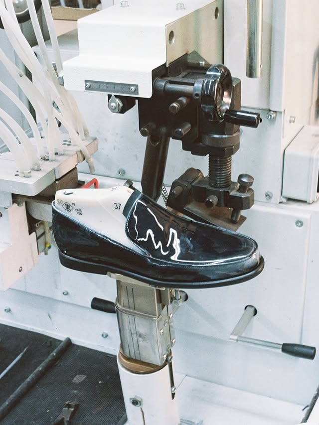 Real people. Real craft. Real shoes.At a time when the value of Made in Italy is being questioned, we stand with the people who are an example of its true spirit. That’s why each pair is handmade in Italy from LWG-certified leathers, crafted in small batches within transparent supply chains.We care about the hands that make our shoes as much as the people who wear them. Because the true meaning of Made in Italy means doing things the right way — with honesty, quality, and pride.🇮🇹 In un momento in cui il valore del Made in Italy viene messo in discussione, e la filiera vive un momento non semplice, noi scegliamo di supportarla e stare accanto a chi ne incarna il vero spirito.Per questo, ogni paio è realizzato a mano in Italia con pelli certificate LWG, prodotte in piccole quantità all’interno di filiere trasparenti.Ci sta a cuore chi indossa le nostre scarpe tanto quanto chi le realizza, perché il vero significato del Made in Italy è fare le cose nel modo giusto, con onestà, qualità e orgoglio. by @poeve