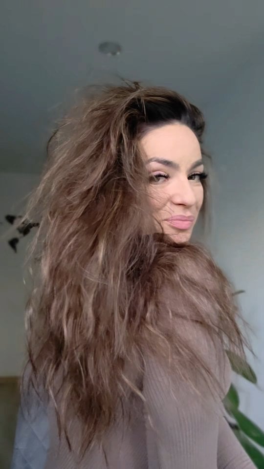 Po każdej wizycie w @janus_salon kocham moje włosy jeszcze bardziej! ❤️

Tym razem @sajmon_hair nie tylko zadbał o pielęgnację, ale także odnowił moje refleksy, dając naturalny i subtelny efekt, który jest naprawdę zachwycający! 🏅

Dzisiaj po umyciu włosy wyglądają właśnie tak – pięknie, zdrowo i świeżo, a do tego cudownie pachną, dzięki produktom firmy @kerastase_official , które stosuje już od 6 m-cy.
Czuję się jak stara- nowa Monika! 💇‍♀️✨ 

#SalonJanus #Refleksy #PiękneWłosy #Hair #kerastase #NaturalLook #EffortlessBeauty #HairGoals #HealthyHair #HairCare 
#BraidStyle #BohoChic #NaturalHair #HairInspo
#HairTransformation #HairLove
#BeachWaves #HairVibes #BraidedStyle #KérastaseHair