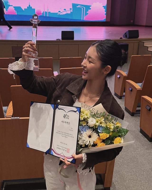 세상에나 #여우주연상 이라니요 ...🫶🏽 #웬연극페스티벌 연극 낙원많이들 찾아주셔서 감사합니다!이 영광은 함께해준 내 친구들에게 🙏🏾 by @mirumik