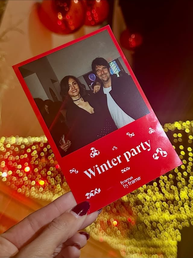Ci sono le feste di Natale, i brindisi, i baci, gli abbracci, lo scambio dei regali… e poi c’è stata la FESTA.Grazie Frame By Frame 🫶🏻 grazie Davide 👏 pure i ravioli da te cucinati, erano buoni P.S. uno me lo ha fregato @giulioberruti 😂👉 Scrivi nei commenti la parola segreta se c’eri davvero…