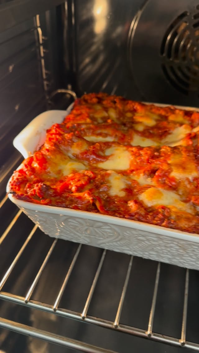 DOMENICA = LASAGNA!Che sia rossa o bianca, tradizionale o vegetariana, la lasagna è sempre il comfort food perfetto… anche per il pranzo di Natale, perché puoi giocare d’anticipo 🎄Io l’ho infornata ieri sera e oggi la scaldo al momento giusto: così testa libera e forno libero per preparare altre bontà 😜Il sugo alla bolognese l’ho preparato ieri, con un abbondante soffritto e tanta carne macinata, e l’ho lasciato “pippiare” per più di due ore. Era così ricco e denso che avevo già l’acquolina 😋Per gli strati ho usato le sfoglie pronte (comodissime!) e ho aggiunto al ragù solo tanta mozzarella e parmigiano.Niente besciamella, perché la mia lasagna rossa deve restare bella croccante 🤩Buona domenica e buon appetito! 🍽️Ingredienti:• 500 g di carne macinata• 1 cipolla 🧅• 2 carote 🥕• 1 gambo di sedano• 2 bottiglie di passata di pomodoro• Sfoglie per lasagne già pronte• 400 g di mozzarella• Parmigiano grattugiato q.b.• Olio, sale q.b.