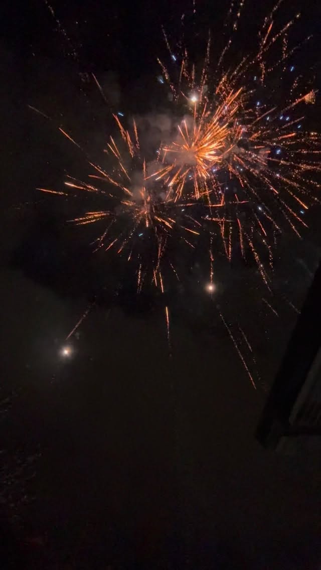 Brindo al tempo, che non torna mai indietroma ci regala sempre una nuova possibilità.Che questo nuovo anno sia gentile,imperfetto, intenso.Come la vita, quando vale davvero.Buon anno a tutti noi 🥂