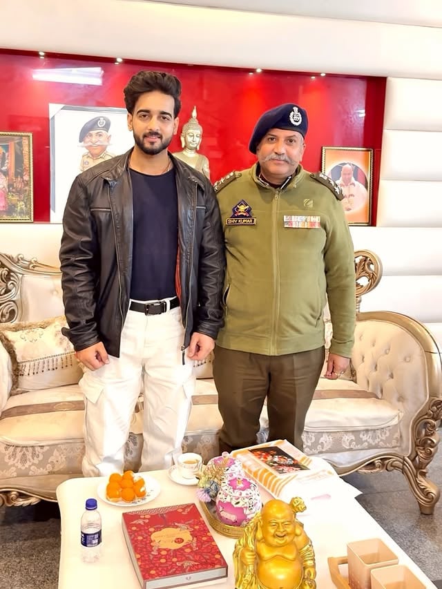 Some moments quietly remind you how far you’ve come.Today, meeting Shiv Kumar ji, respected DIG Police, and presenting our movie poster felt truly special.Grateful for respect, blessings, and the journey unfolding one step at a time. 🙏🎬@khwaishguptaproduction @khwaish.gupta #nitinkalsotra #thelastdose #movie# by @nitin_kalsotra