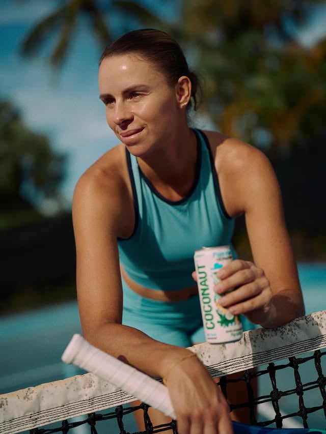 Australian Open to wysokie temperatury, długie wymiany i mecze, które potrafią trwać godzinami. Każdy punkt kosztuje więcej, a granica wytrzymałości przesuwa się z kolejnym gemem. W australijskich warunkach liczy się pełna gotowość - gra na korcie, regeneracja i nawodnienie wtedy, gdy organizm pracuje na najwyższych obrotach 🔥Melbourne staje się areną, Magda Linette wychodzi na kort, a COCONAUT jest częścią jej turniejowej drogi! 🎾@magdalinette / #teamcoconaut by @coconaut.water