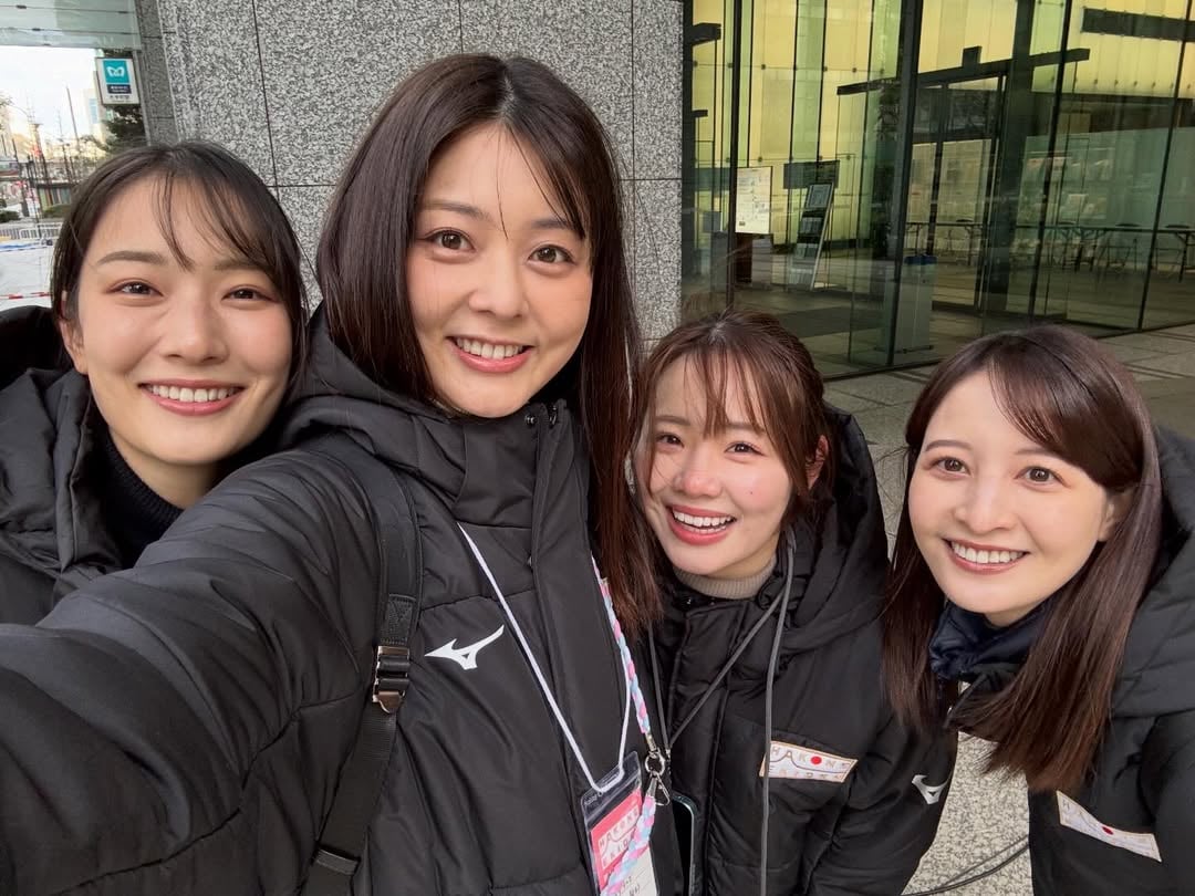 🤍今更ながら...🥹箱根駅伝の移動車サブの4人🤍元日のリハーサルの時に撮ったので大手町はとーーっても静か。箱根駅伝当日の大勢の人で賑やかなことが凄いことなんだと感じる日でもあります☀️今年も20日が経っておりますが2026年はもう少し更新頑張ります…‼︎よろしくお願いします🥹 by @sato_lina