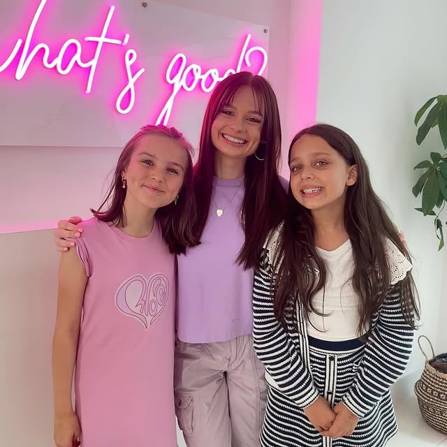 we had so much fun filming a food challenge the other day with the one and only @thebillionairedaughter !!! 💖🧁Comment a 🥥 if you’ve watched it on our YouTube channel, Fizz sisters! by @fizzsisters