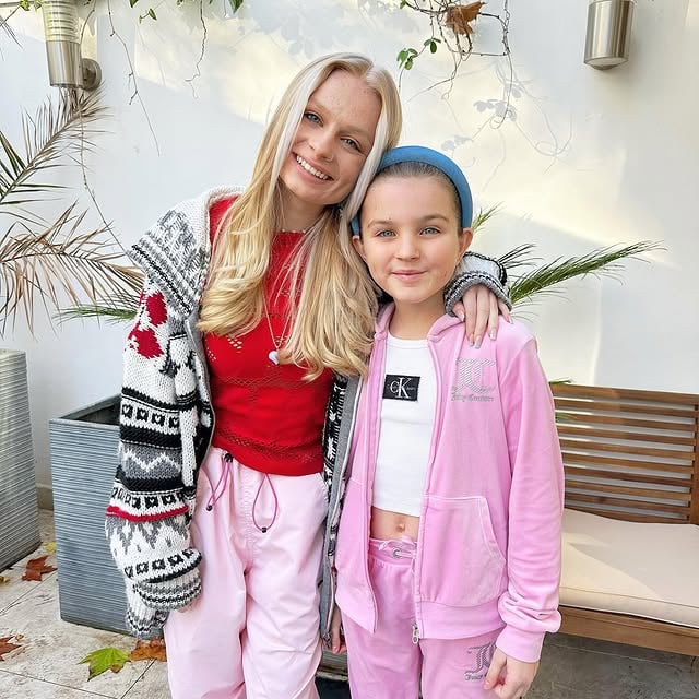 Only 23 days till Christmas!!! 🥳🎄 by @fizzsisters
