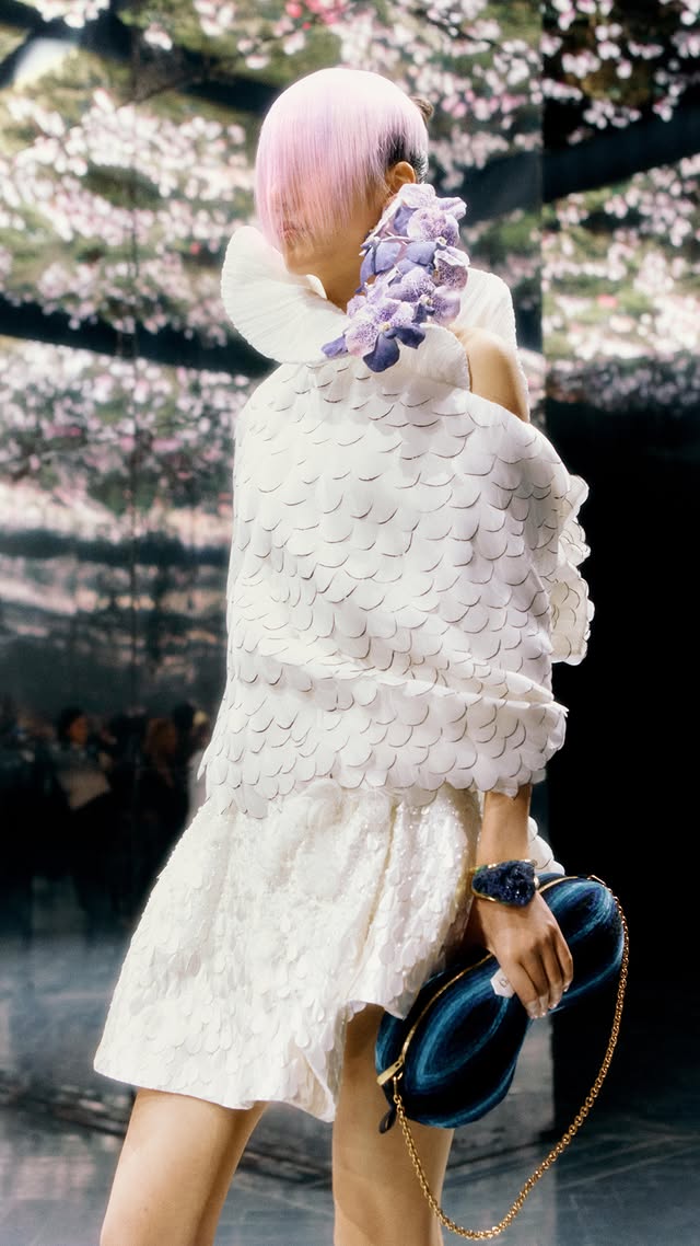 Dior Spring Summer 2026 Haute Couture. Creative direction Jonathan AndersonStyling Benjamin BrunoHair Guido PalauMakeup Peter Philips Casting Ashley BrokawManicure Ama QuashieMusic Studio Frédéric SanchezProduction La Mode en ImagesFloral set design Chauvin Paris Movement MJ HarperShow coordination Holmes ProductionBroadcast direction Titre ProvisoireLocation Musée Rodin #DiorCouture