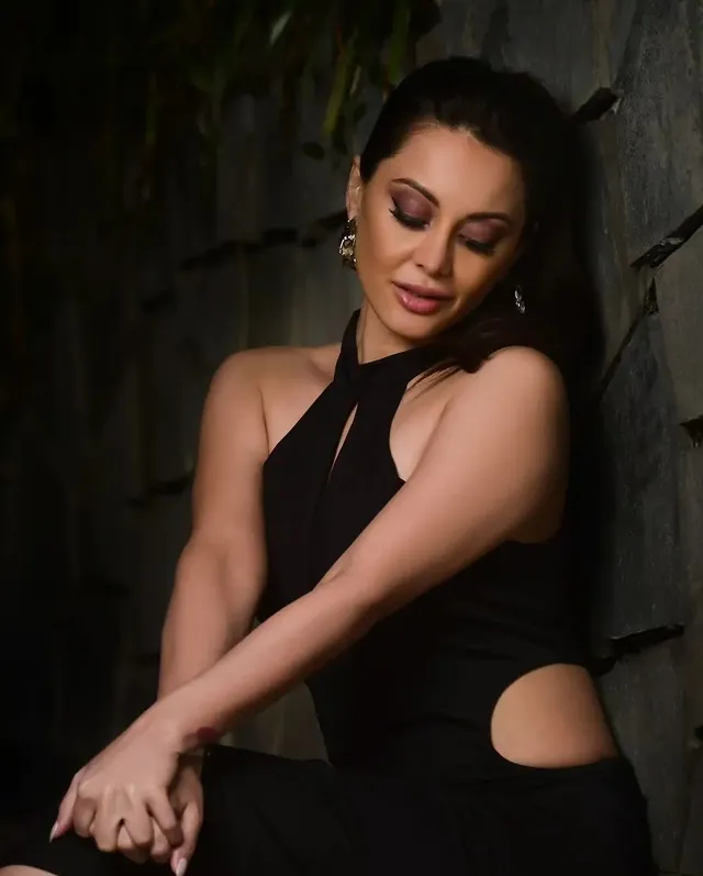@indian_hot_models._ ....#bollywoodfashion #bollywoodstyle #bollywoodactress #minisshalamba #fashion #blackdress #casual #casualoutfit #mumbai #delhi #bollywood by @indian_hot_models._