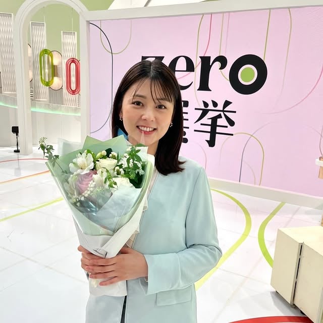 🎂zero選挙の合間に誕生日を迎えまして、放送終了後、開票速報担当のチームのみんなからお花をもらいました💐とっても嬉しかったです🥹✨忙しい中で準備してくれて本当に本当にありがとう😭最高のチームです！！！今回、衆院選の投票結果をお伝えしましたが、これからこの社会がどう変わっていくのか、引き続きnews zeroでお伝えしていきたいと思います。開票速報は同期で担当✨🤍4月からは10年目です👀#にくの日 by @sato_lina