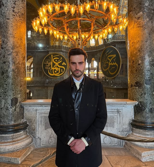 مبارك عليكم الشهر ، خففو اكل ترا مو شهر البلع شهر السكينه والتقرب الى الله 🕌 🌙 by @mouhnned
