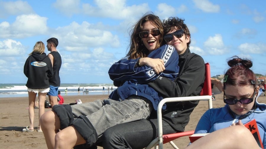Hace un año, con el pálpito inequívoco de que la vida me había puesto frente a vos como si fuese acto divino, decidimos pasar nuestros días juntos. Ya sabíamos los dos que nuestro amor era mas grande que nosotros mismos, pero ese día quedó marcado como lo que es, el aniversario que nos recuerda lo que es nuestra relación. No sé por dónde arrancar para describir lo que sos para mi, me haces ver el mundo de una forma hermosa. Ves en las pequeñas cosas la poesía y el arte y llevas con vos una sensibilidad preciosa.Gracias por elegirme, por cuidarme y por amarme de la forma en que lo haces. Desde que te conocí soñé con que seas mi novia y desde el día que nos pusimos de novios, me hice la promesa de amarte con todo lo que soy.Feliz aniversario corazón. by @_santitrevisan_