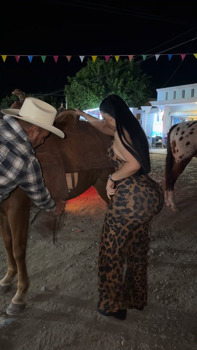 Me tuvieron que ayudar a subir 🐴 problemas de chaparritas 🤣 #explore #explorar #explorepage #rancho #caballo by @m3llyav