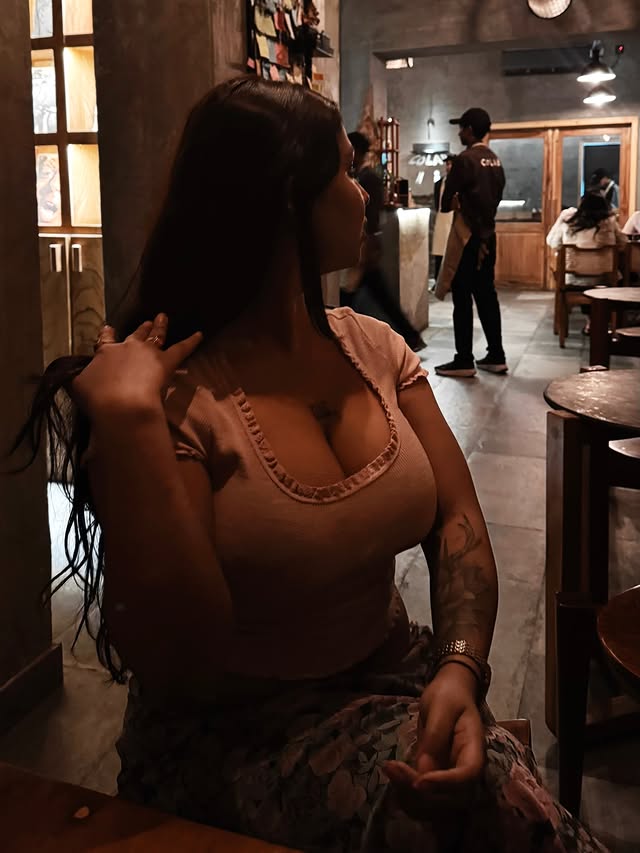 When the world turns out to be gulabi for her 🌷She’s strong yet calm and nurturing and full of life Happy women’s Day to you, to me ! ....#fyp #brownskin #bhindeshitaara_ #bengaligirls #diegirl