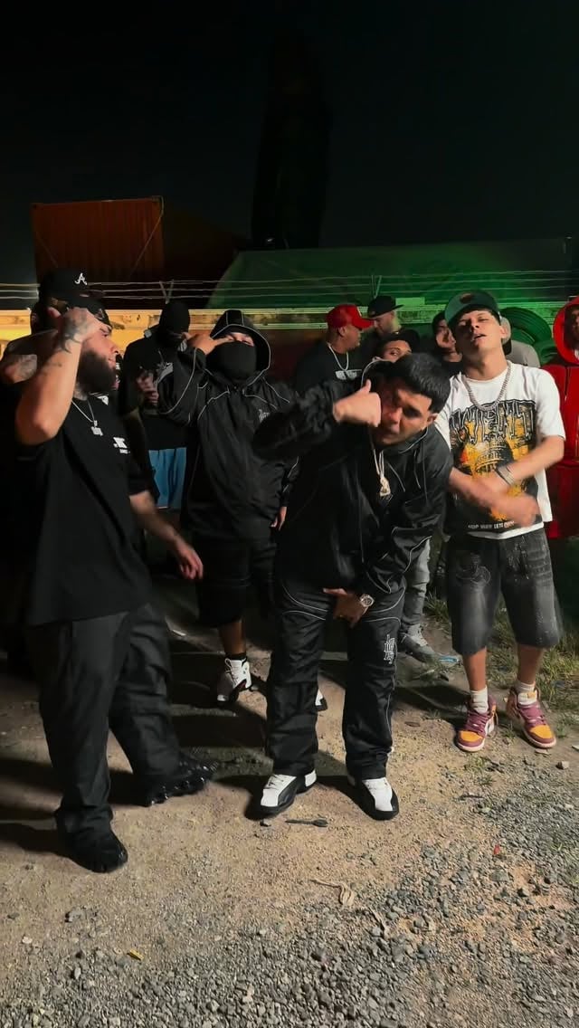 Me puse pa mi y ahora la vida me cambio 🎶🔥🍾 🔥🐍🏰 @_juliito @dannytowers 👹 Junte Diferente 🎥 @narvaezene 🔥🔥 @yo_soy_corazon_negro_ @kristianlebron @soygiovan @prodbypanndi @la.jota4tf @muneco.yv @dimesteph.pr @losdelveneno #LosdelVeneno #ElCasti #souceboyz #4TF FREE SUGAR 🤍 by @dannytowers