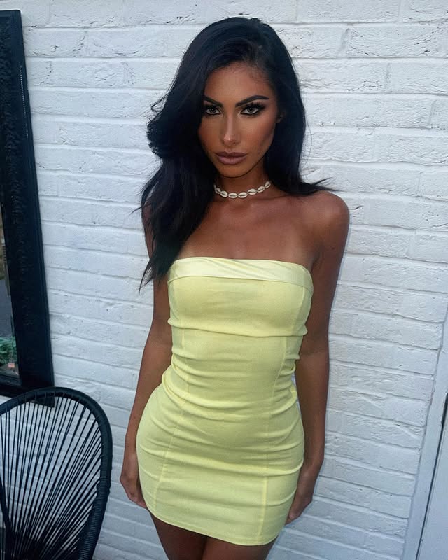 a little yellow moment💛@missyempire #missyempire #missygirls by @isobelweekender