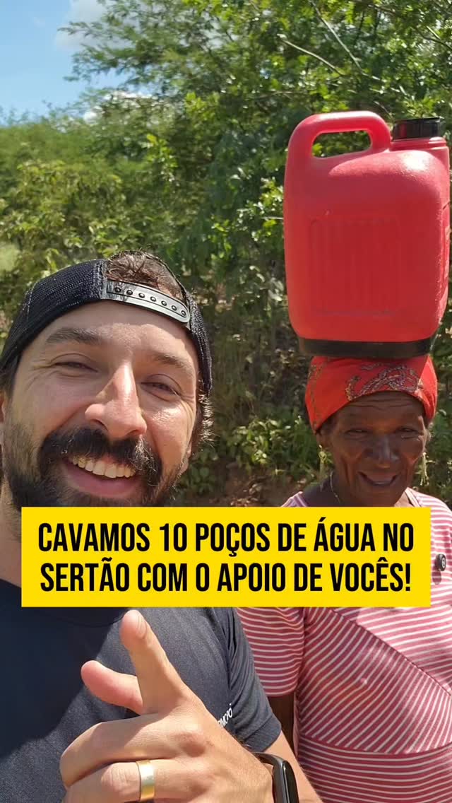 Olha que demaaaaais! 🤩 Essa semana eu fui ao Sertão do Piauí mostrar mais uma ação social incrível que eu e minha esposa fizemos com uma parte do lucro da venda do meu livro. 😀🙌🏼Desta vez, a gente cavou 10 poços d'água numa região extremamente árida, levando água para dezenas de famílias, como a da Dona Raimunda. 😍😀💧 Em alguns casos, os sertanejos da região precisam caminhar mais de 5km para conseguir um balde d'água, mas agora, as famílias terão água para cozinhar, plantar, beber, dar para os animais e fazer a higiene pessoal. 💛🍋🍊🍉🫘🫛🌽Essa é mais uma ação social feita 100% com o dinheiro do nosso bolso, que ganhamos com a venda do livro Deixe de Ser Pobre, sem nenhum tipo de patrocínio ou merchan. E se você comprou meu livro ou se você simplesmente segue o Primo Pobre, já é participante e alguns litros dessa água vieram graças ao seu apoio. 🙌🏼 Obrigado e que Deus abençoe a todos.Em breve atualizo vocês sobre a ação das cadeiras de rodas, que já está a todo vapor. 😀💛👆🏼👍🏼#projetosocial #poçosnosertao #livrodoprimopobre #deixedeserpobre #aguanosertao by @eduardofeldberg