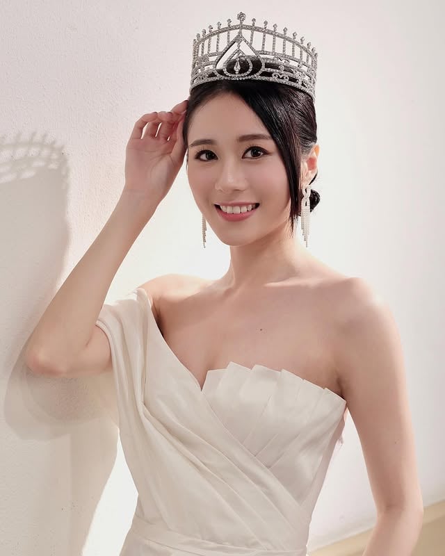 第一次登上紅館舞台，再一次見證新一屆香港小姐誕生👑🤍❤️#MissHongKongPageant2022 👗 @tobewed_official 💄 @joman_wedding @tq_v by @wongfeiiiiii