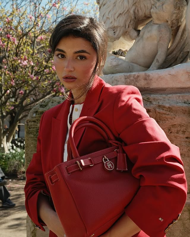 rouge : force, passion et désir pour @tommyhilfiger #tommyfamily 🖍️ by @canocassandra