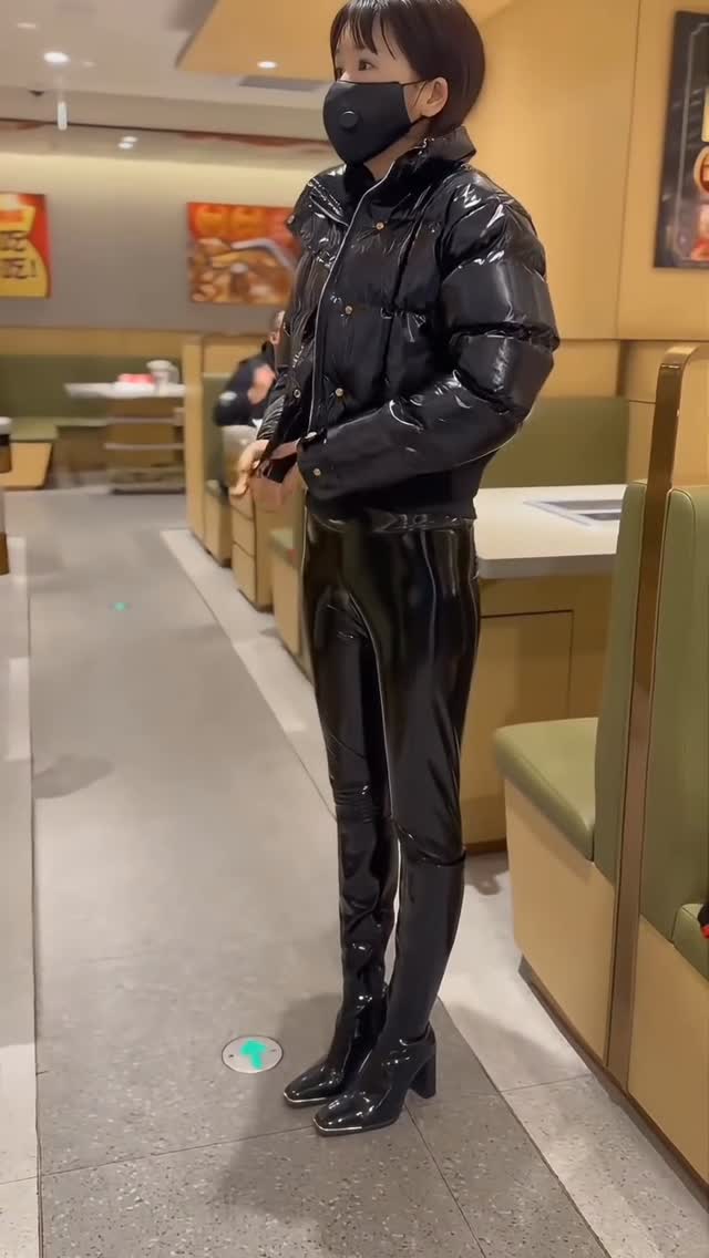 @yusiyami #shinyleggings #shinyjacket by @shinygirlsclub