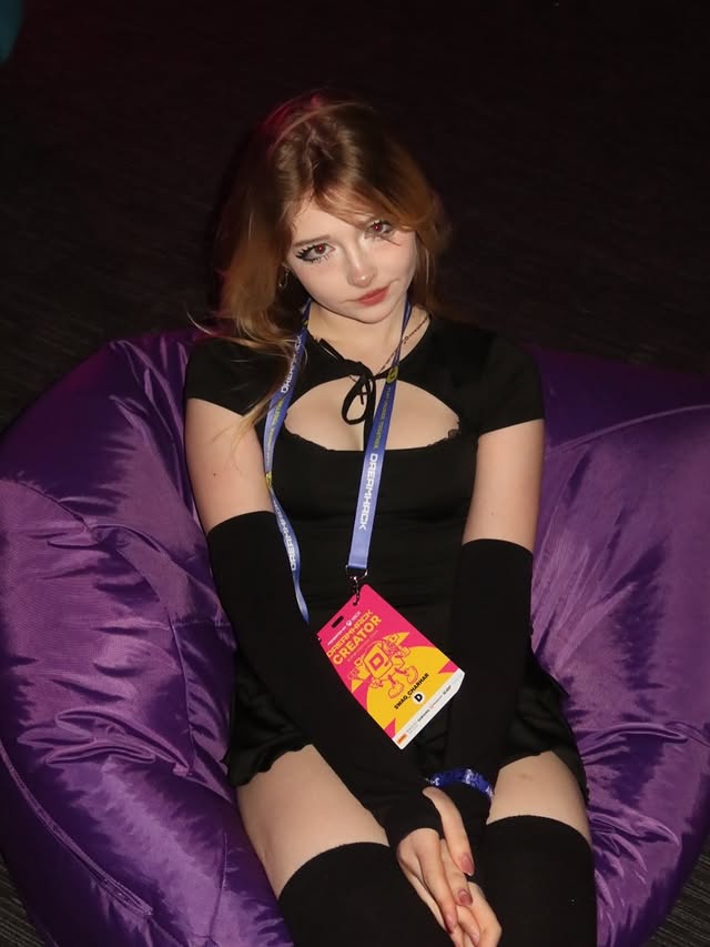 decided to post more of these from @dreamhackuk :)!! i miss all my friends alr 😔#egirl #instagood #makeup #ootd #explore by @swag_charhar