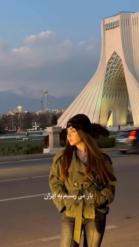 من برگشتم...توی دِل روزهای ناآرومتو این ۵سالی که نبودم چیزای با ارزشی به دست اوردم مثل دوستایی که همیشه کنارم بودن شماهایی که همیشه و تو اشک و خنده کنارم بودین و یه زندگی ارومخلاصه هر چیزی که یه نفر برای ارامش و راحتی نیاز داشتو داشتم ولی همیشه ته دلم یه چیزی کم بود انگار یه چیزی سر جاش نبود اینو وقتی فهمیدم که اون ج .نگ ۱۲روزه اتفاق افتاد و فهمیدم مهم ترین چیزی که یک انسان میتونه داشته باشه که باهاش احساس خوشبختی کنه خانوادش که من ازش دور بودمبرای همین اینبار قید همچیو زدم تصمیم سختی گرفتم و برگشتم!الان که تو این شرایط کنار خانوادمم کنار مردمم و تو وطن خودمم و بیشتر از همیشه احساس خوشبختی میکنمنمیدونم تهش چی میشه ولی مطمئنم بلاخره از ته دل هممون خوشبختیو تجربه میکنیم(هیچ کس اندازه من تویی که از خانوادت و وطنت دوریو درک نمیکنه که امیدوارم توام این حس خوشبختیو تجربه کنی تو وطن خودت)🤍 by @nika.falahi