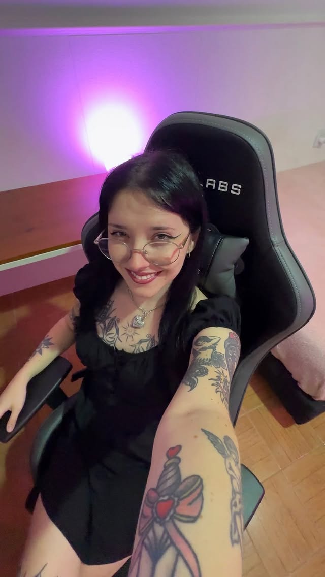 ✨Comodidad + calidad. El combo ideal en una sola silla 💜 Es muy linda, a mi me encantó! ➡️ Conseguí la tuya en @evolabslatam 🙌🏼#gamers #sillagamer #pc #humor sillaergonómica by @missnaninu