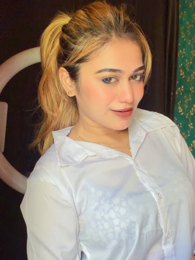 আমি সেখান থেকেও হেসে বের হয়েছি, যেখানে আমার কান্না করার কথা ছিলো 🤞🏻 by @priyankadaskolkata29