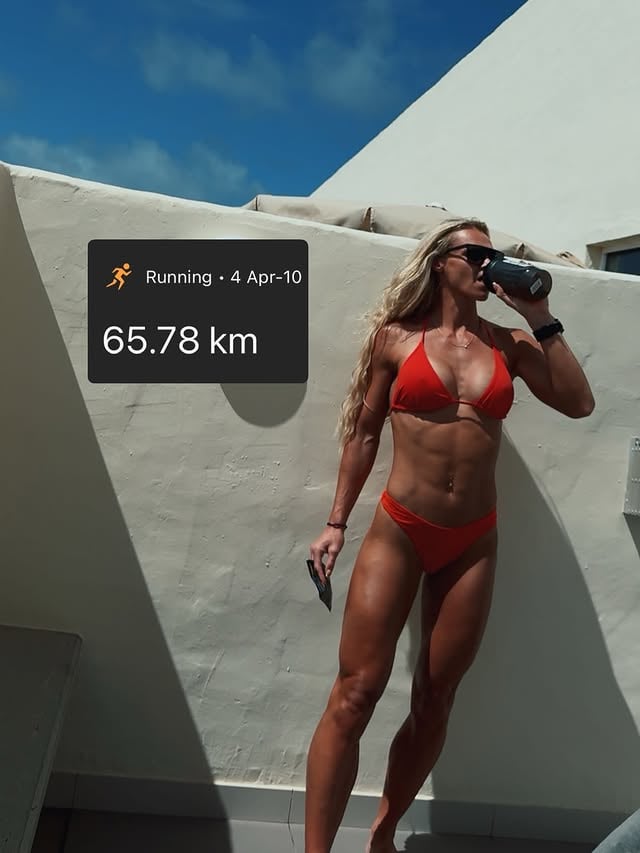 Big training week 💪🏼 fitting 1 hour running & 1 hour metcon/lifting between 9-11 while K is at sports club is a challenge but a very nice change from the balcony workout days ❤️😅My essentials to stay on track with protein, hydration & recovery when travelling: (ESN have 50% off samples atm with code SHOLDEN these are so great for travel!! And discount on bars just now too | ad @esncom.uk Isoclear protein - lemon ice tea is my favouriteHydroload electrolytesGoat barsAshwa lollies (to help u chill at the kids pool😂)Magnesium every night#running #crossfit #hyrox