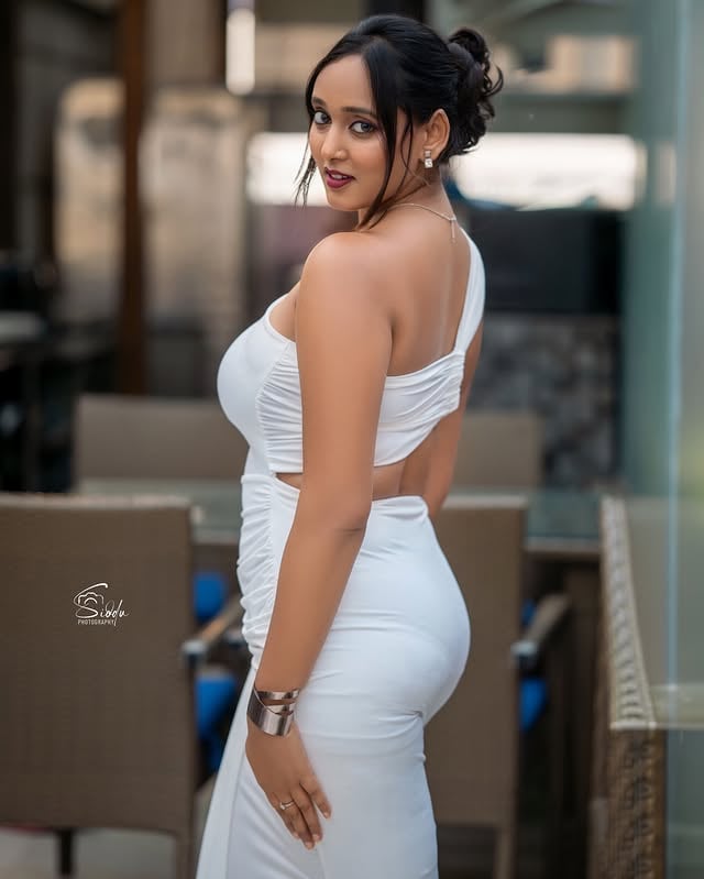 A little mystery never hurt anyone 🤍..Wearing: @newme.asia .Jewellery: @giva.co ..#shoots #bangaloremodel #fashion #newme look