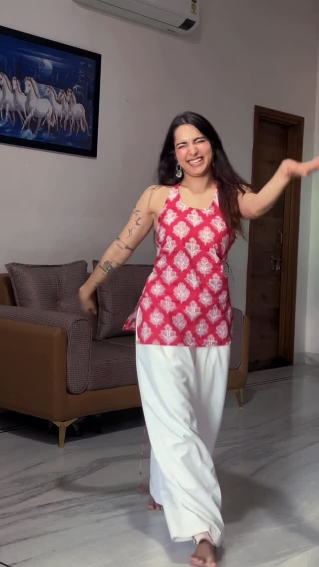 healing mode says stop, < heart says dance , no matter the style 💃Breaking se rest p hu dancing se nhi 😅😄kurti :- @ksama.in 🌼#recovery #hiphop #karanaujla❤️ #punjabisong #punjabidance
