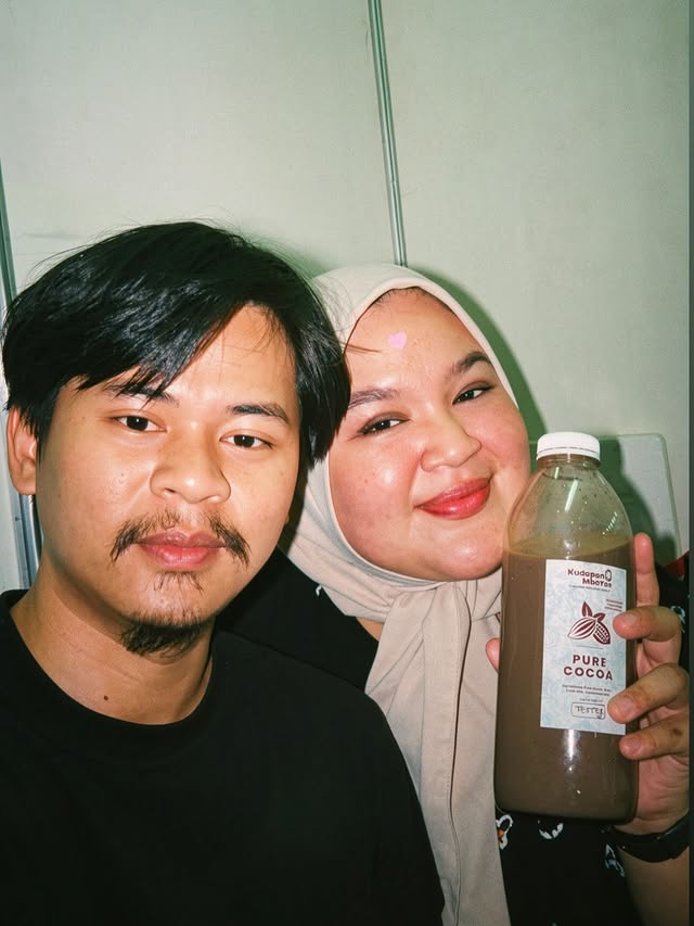 Mungkin ga banyak yang tahu kalau Mas Fahmi membersamai usaha2ku yang dulunya selalu terbengkalai karena jujur aku orang yang seringkali kurang konsisten. Tapi, ketika ada suami, banyak hal yang akhirnya ter-handle dan Alhamdulillah semuanya jadi lebih smooth. .Bismillah ya, doain bisnis kecil kami bisa jadi salah satu gerbang untuk hal-hal yang besar nantinya… please support us 💝 follow @kudapanmbayas & @sekarves.id yaa hehehew 🥹🥹🥹 by @tyasnastiti