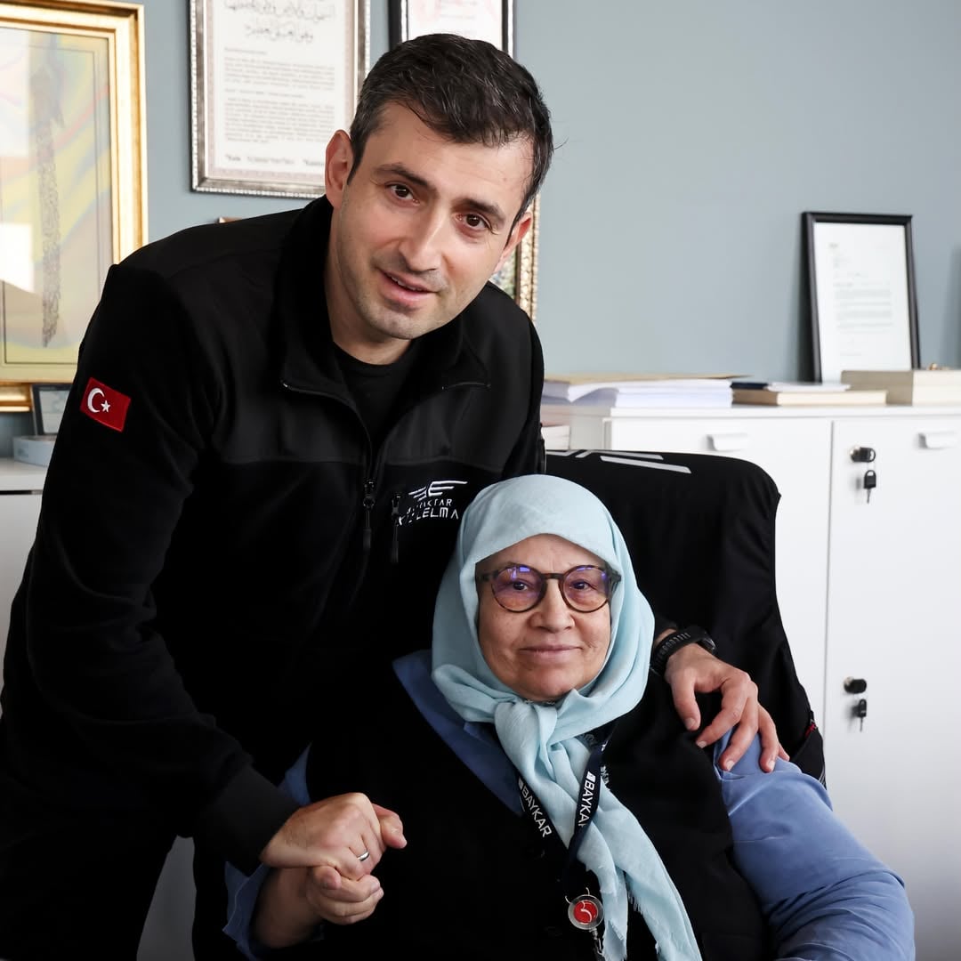 Yaşımız kaç olursa olsun bizleri şefkat ve merhametle kucaklayan biricik sığınağımız annelerimizin ellerinden öpüyorum.Aziz Şehitlerimizin kıymetli validelerinin, çocuklarımın annesi sevgili eşimin ve iyi insanlar yetiştiren bütün annelerimizin #AnnelerGünü kutlu olsun. 🌸 by @selcuk79