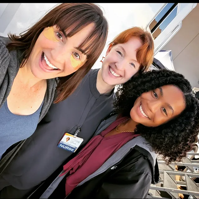One more BTS from The Pitt. As an extra cherry on top of an already incredible sundae, I got to work with these two stunners. @talhabarberousse crushed as Makedah, and as soon as you notice @camrag, you can't miss her as a day shift nurse in every ep.I know both of them through the incredible community that @leslykahn builds. And if I can brag just a bit - I was one of the people who encouraged Camra to do this gig, and I coached Talha on her audition for the show...all before I got my own audition! So spending a day on set with both of them was such a treat.And yes, we took this pic before I went through makeup. But at least you know my eye patch game is consistent.#ThePitt#workfriends#eyepatchgamestrong by @alisonhaislip