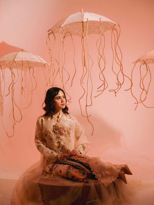 Tissa Biani dalam balutan kebaya Encim organza bordir motif Kembang Setaman inspirasi dari kebaya peranakan menghadirkan kelembutan dalam diam—tentang keanggunan, tentang warisan, dan tentang perempuan yang terus melangkah dengan caranya sendiri.Persembahan rancangan @didietmaulana @svarnaby_ikatindonesia ini mengangkat kebaya Encim berbahan organza transparan dengan detail bordir floral yang dirangkai halus, menciptakan tekstur ringan yang seolah hidup mengikuti setiap gerak. Siluetnya jatuh lembut, dipadukan dengan kain batik klasik bernuansa pastel, keseluruhan tampilan menghadirkan harmoni warna yang tenang dan refined. Sentuhan selendang dengan bordir halus melengkapi gerak yang mengalir, menambahkan dimensi anggun yang terasa natural.Muse @tissabiani in @svarna_byikatindonesia by @didietmaulanaMakeup: @bubahalfianMakeup Ast: @diahsmakeupHair: @ardndutPhotography: @venemapictures @ikawijayaa @natanaelyefta Studio: @studiosada_Fashion Styling & Set Design: @_prologdesign @ghinarizqi @dnsalsaulia @agriphina_cNails : @linneabeautybar_id