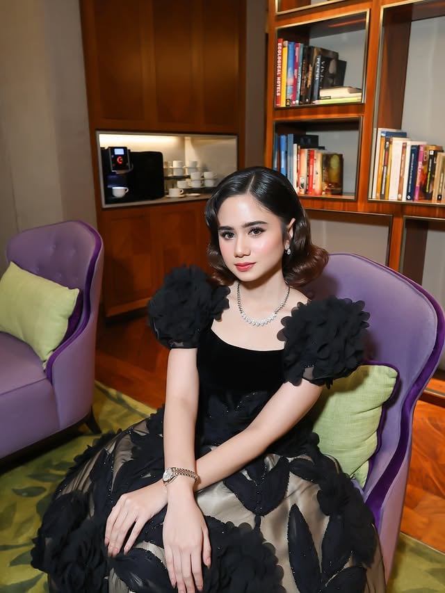Celebrating love 🤍make up by @fidelhertamakeup hair do @sunhairstylist styled by @imeldaimew styled assistant @mindanovianty dress @fadlan_indonesia nails @linneabeautybar_id fabric @fabricsocietystore photo by @djagungw // @agrasuseno
