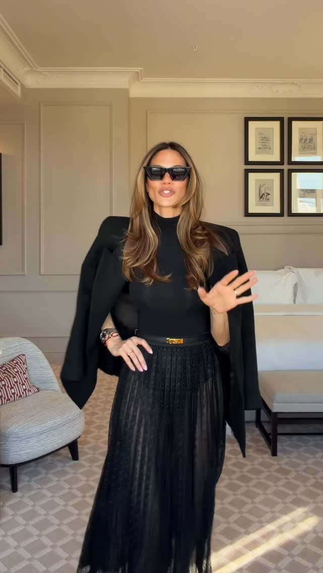 Kako ocenjujemo današnji outfit? 🖤 Ovu suknju sam čuvala za posebne prilike i shvatila… ma neću više ništa da čuvam, želim da uživam u stvarima koje mi se dopadaju, tako da je danas stilizujemo za dan! Nek ide život 🤣 Iskombinovala sam je na crni body, oversized sako čisto da malo prekrijemo zadnji deo i najudobnije salonke na svetu. Nije što su moje, ali su stvarno jedine u kojima mogu da izdržim ceo dan. Šta vi kažete, jel može da prođe? Shoes: @monologuebelgrade @monologuestoreBody: Old @zara Blazer: @questionmarkbykJewelry: @zendiamond.serbia Sunglasses: @saint.shopping Skirt: @distante_store