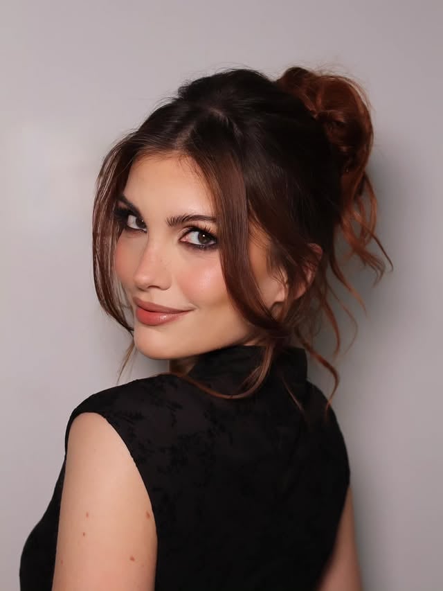 ¿Soy yo o ayer llevé uno de mis mejores beauty looks a los Premios @yodona ?Makeup firmado por @diorbeauty con acabado glow, piel limpia ✨️ Menos exceso, más piel real. Sun kissed y con pequitas 🥰¿Os gusta o preferís looks más intensos? Look:💄 @yulenizq x @diorbeauty💇‍♀️ @lorenacatena_👗 @stradivarius👠 @zara@dypcomunicacion 🩵#diormakeup #editorialbeauty #luxurymakeup #glowskin #softglam by @iamcristinini