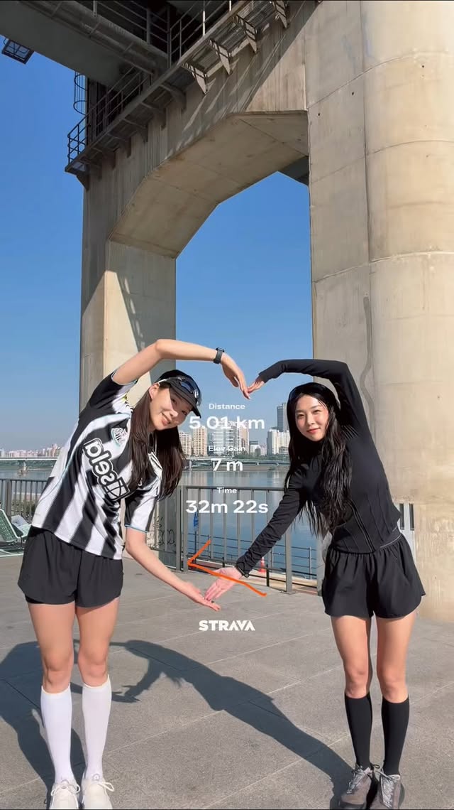 W/ Wonder Girls @iluvyub 💙 유빈언닝 5km 🏃🏻‍♀️🏃🏻‍♀️오리지널은 달러 아쥬~~♥️ 언니 까치발 든거 왤케 귀엽냐^..^ ㅎ 원더걸스 빨리 뭉쳐주세요🥹!!! by @soh_ee