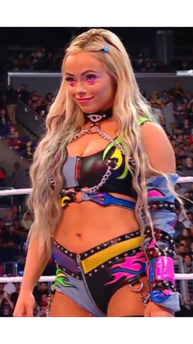 this gear was such an eatery 💘.#livmorgan #wwe | @yaonlylivvonce by @livsmorgs
